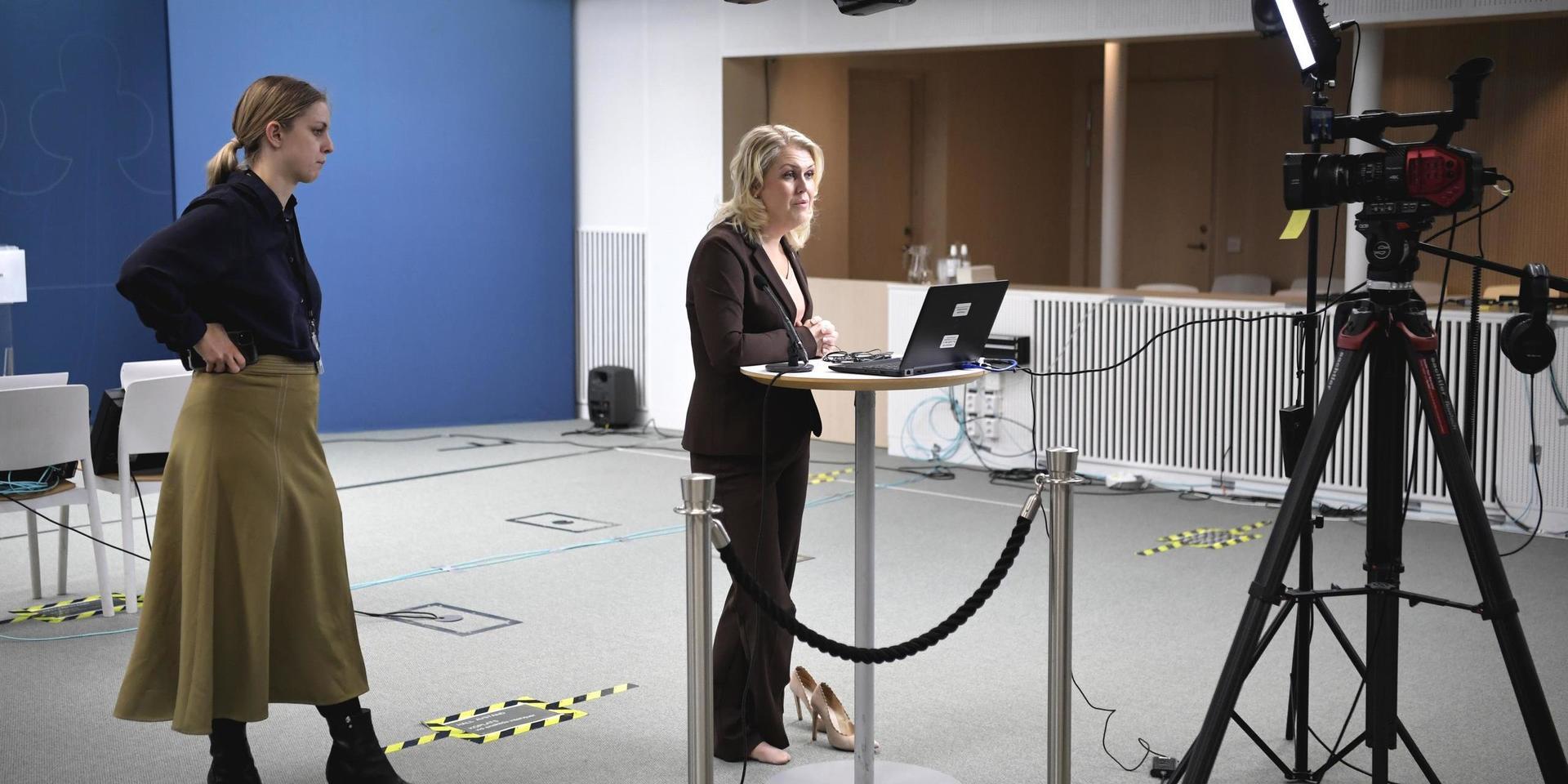 STOCKHOLM 20201208. Socialminister Lena Hallengren under en digital pressträff i Rosenbad. Alla vuxna över 18 år kommer att erbjudas vaccin mot covid-19 under det första halvåret 2021. Vaccinationsprogrammet inleds sannolikt omedelbart efter trettonhelgen.