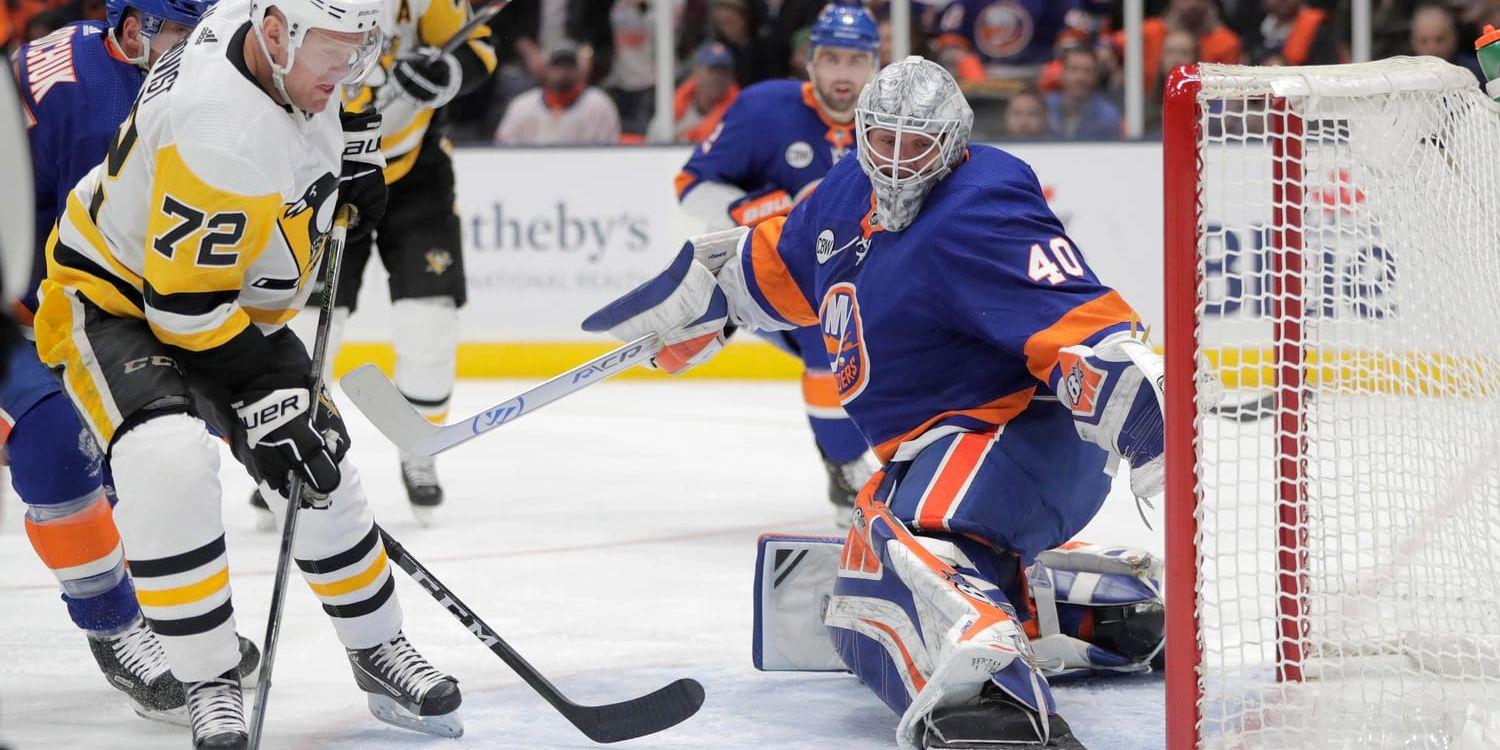 Pittsburghs Patric Hörnqvist försöker göra mål på New York Islanders Robin Lehner.