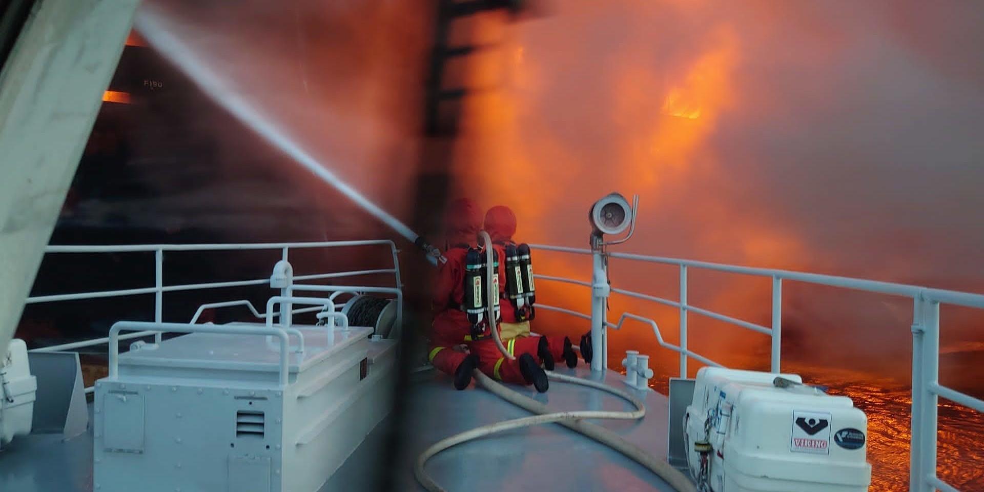 Arbetet för att släcka branden ombord på fartyget Almirante Storni pågår för fullt.