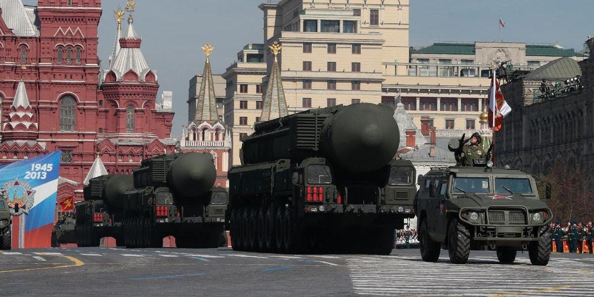 Missiler. Ryska kärnvapenstyrkorna paraderar med de interkontinentala strategiska Topol-M-missilerna på Röda torget i maj 2013.