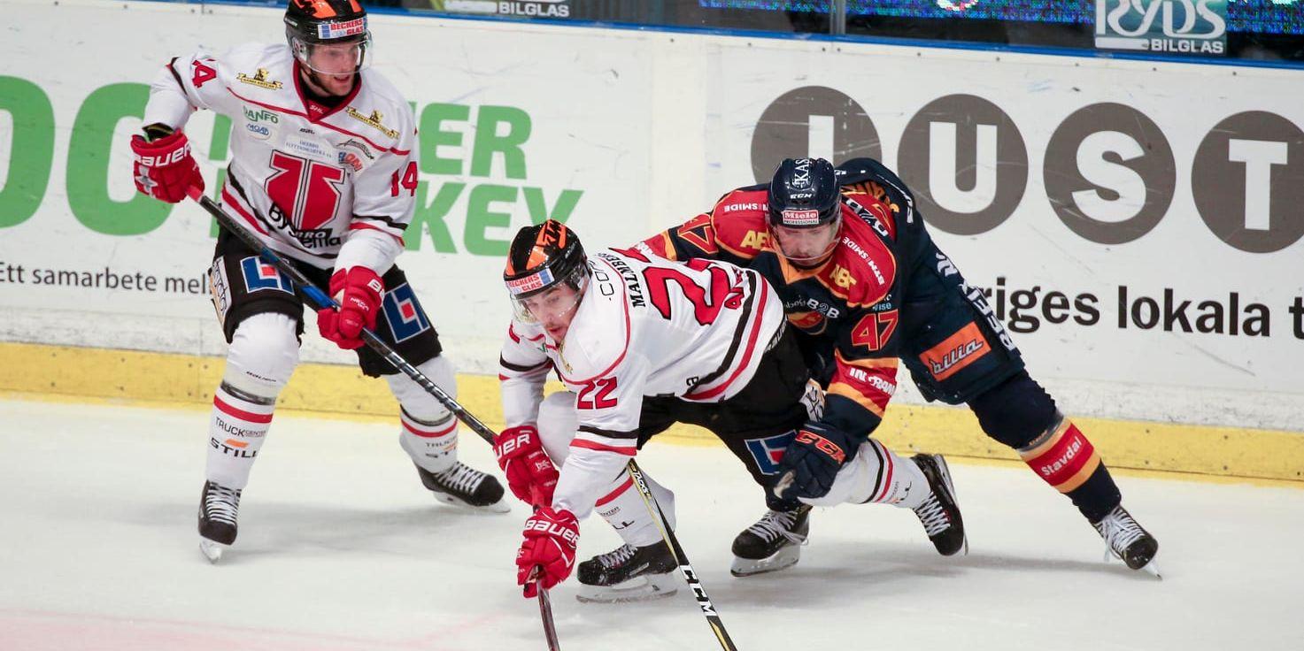 Djurgårdens Linus Johansson, höger, i duell med Örebros Jonathan Andersson.
