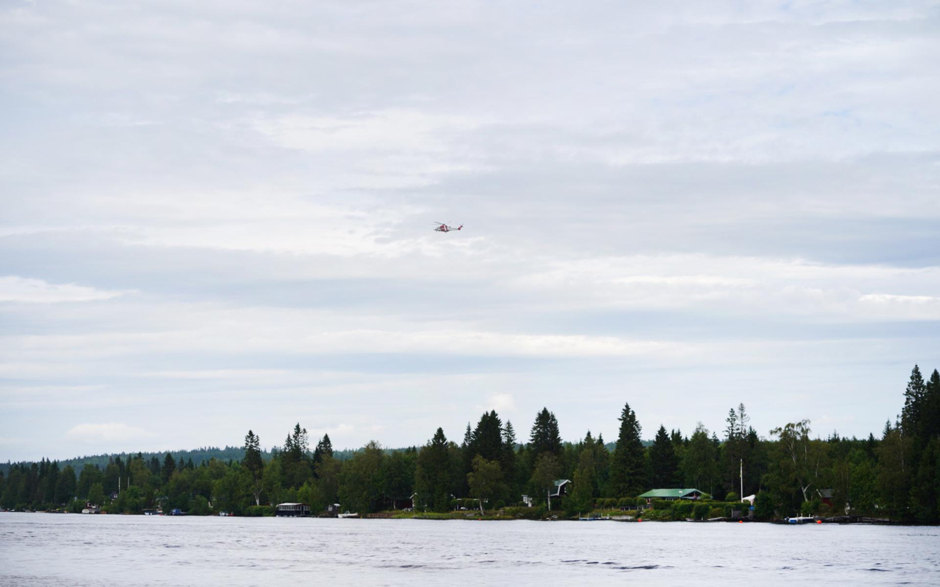 En räddningshelikopter ovanför olycksplatsen vid Storsandskär, vid Umeälven. Ett mindre sportflygplan med nio personer ombord har kraschat utanför Umeå.