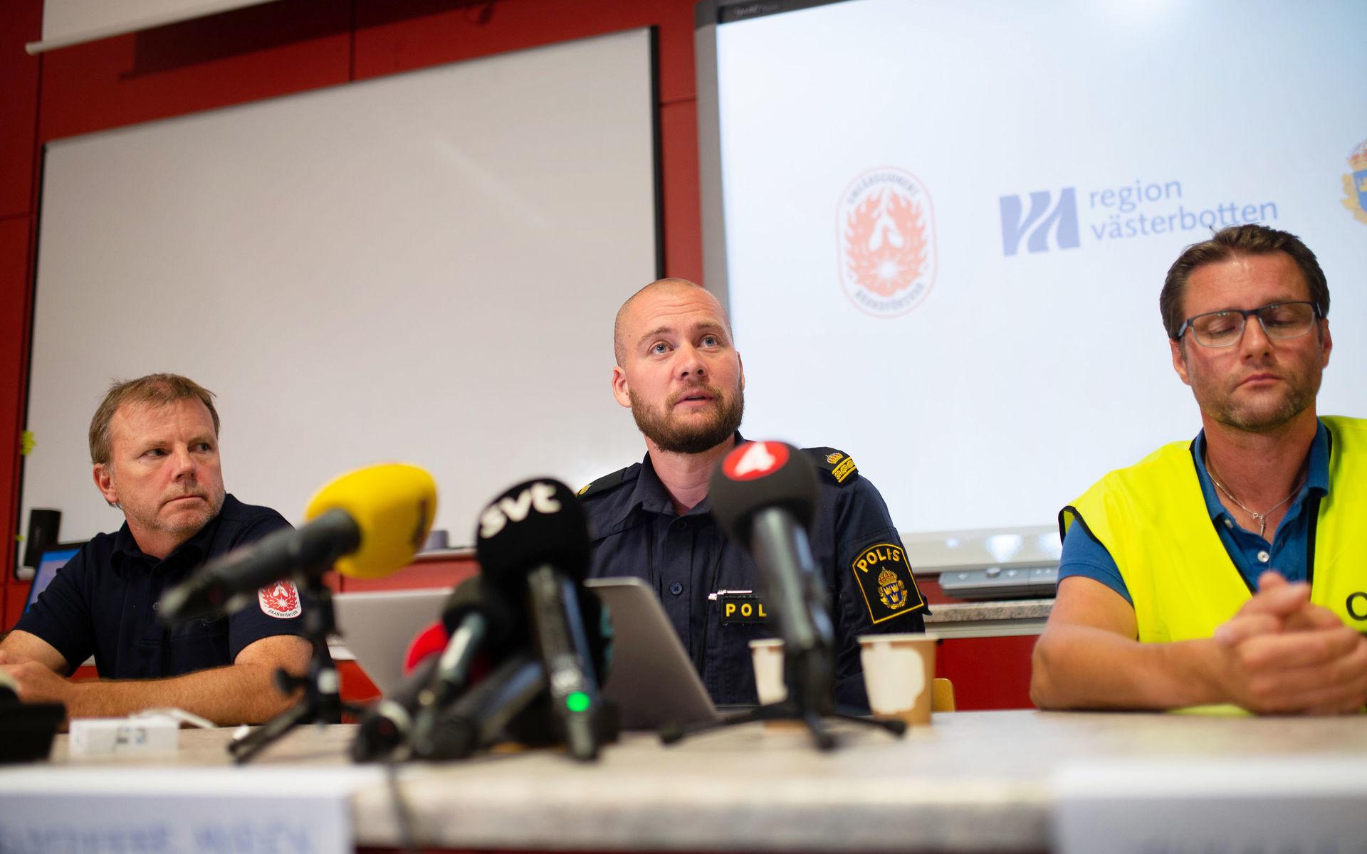 Christer Björkman, brandförsvaret, Kristoffer Morén, förundersökningsledare, Johan Thunberg, läkare under en pressträff hos räddningstjänsten i Umeå efter  söndagens flygolyckan då nio personer omkom.