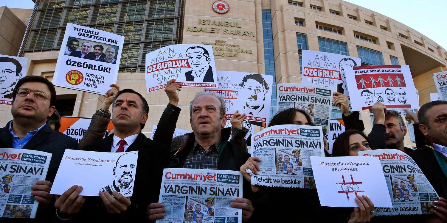 Demonstranter protesterar mot rättsprocessen mot anställda vid tidningen Cumhuriyet. Arkivbild.