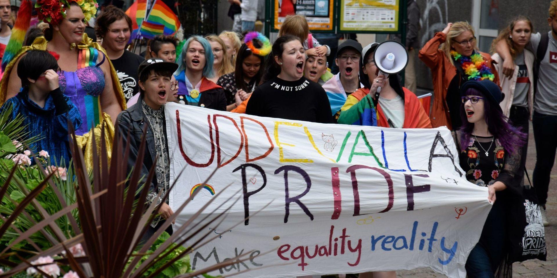 Pride i Uddevalla säger ja till partiknappar, men nej till partibanderoller.