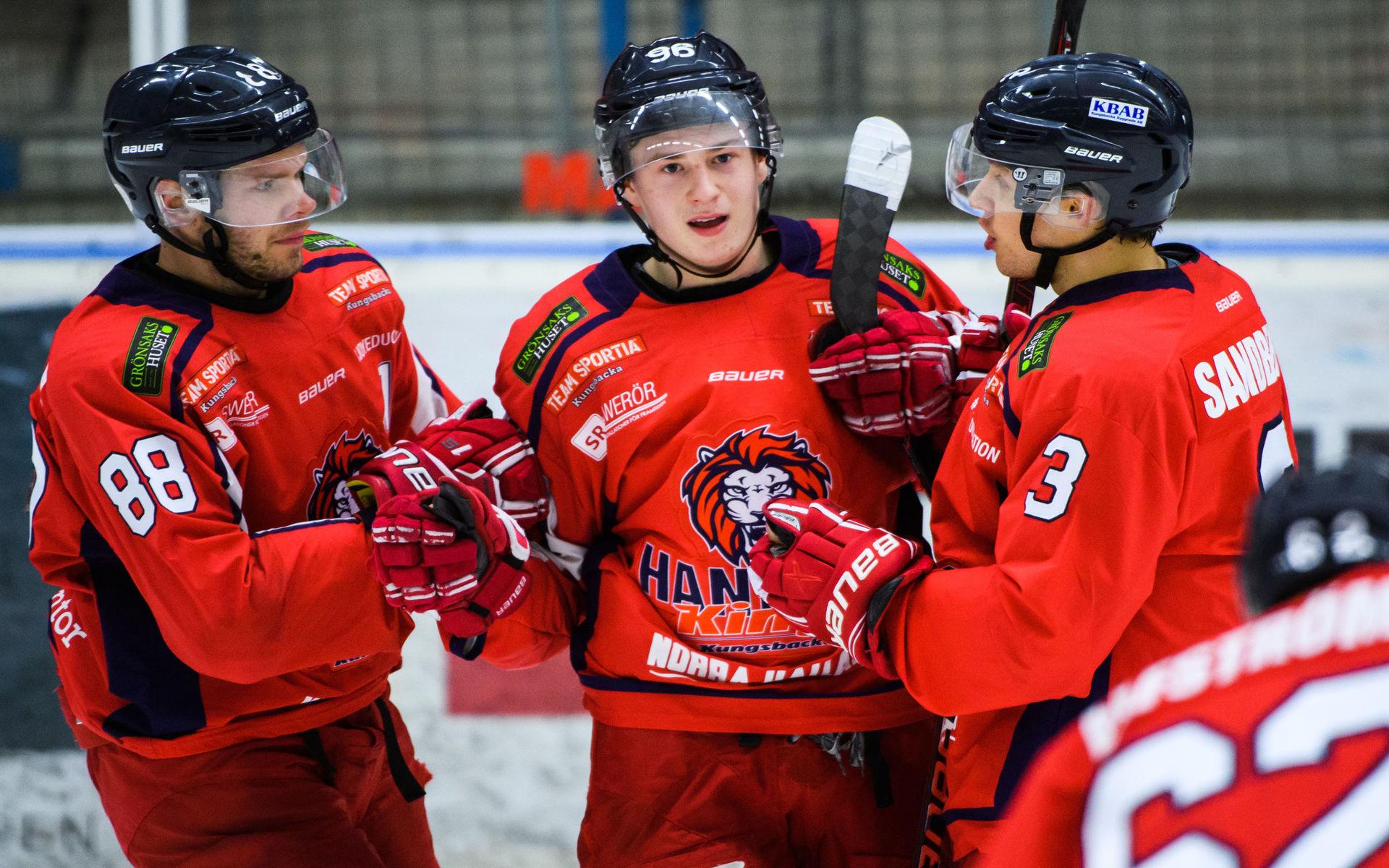 Pontus Andreasson jublar med lagkamrater efter 8-0 under ishockeymatchen i AllEttan Södra mellan Hanhals och Grums den 28 december 2018 i Kungsbacka.