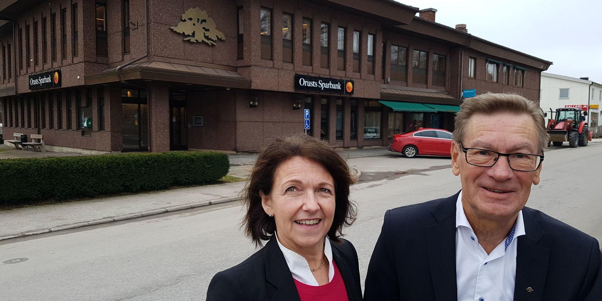 Orusts Sparbanks verkställande direktör Birgitta Pettersson och bankens styrelseordförande Tommy Svensson stämplar ut efter sammanlagt 99 års tjänstgöring i samma bank. Vid årsstämman tog duon farväl.