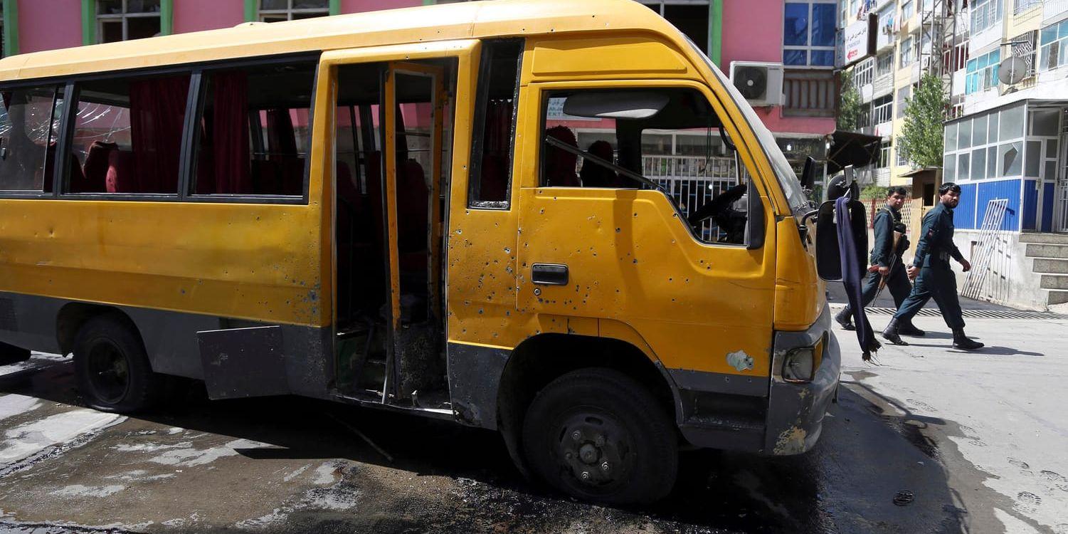 Den buss som var målet för det första av söndagens fyra bombdåd i Afghanistans huvudstad Kabul.
