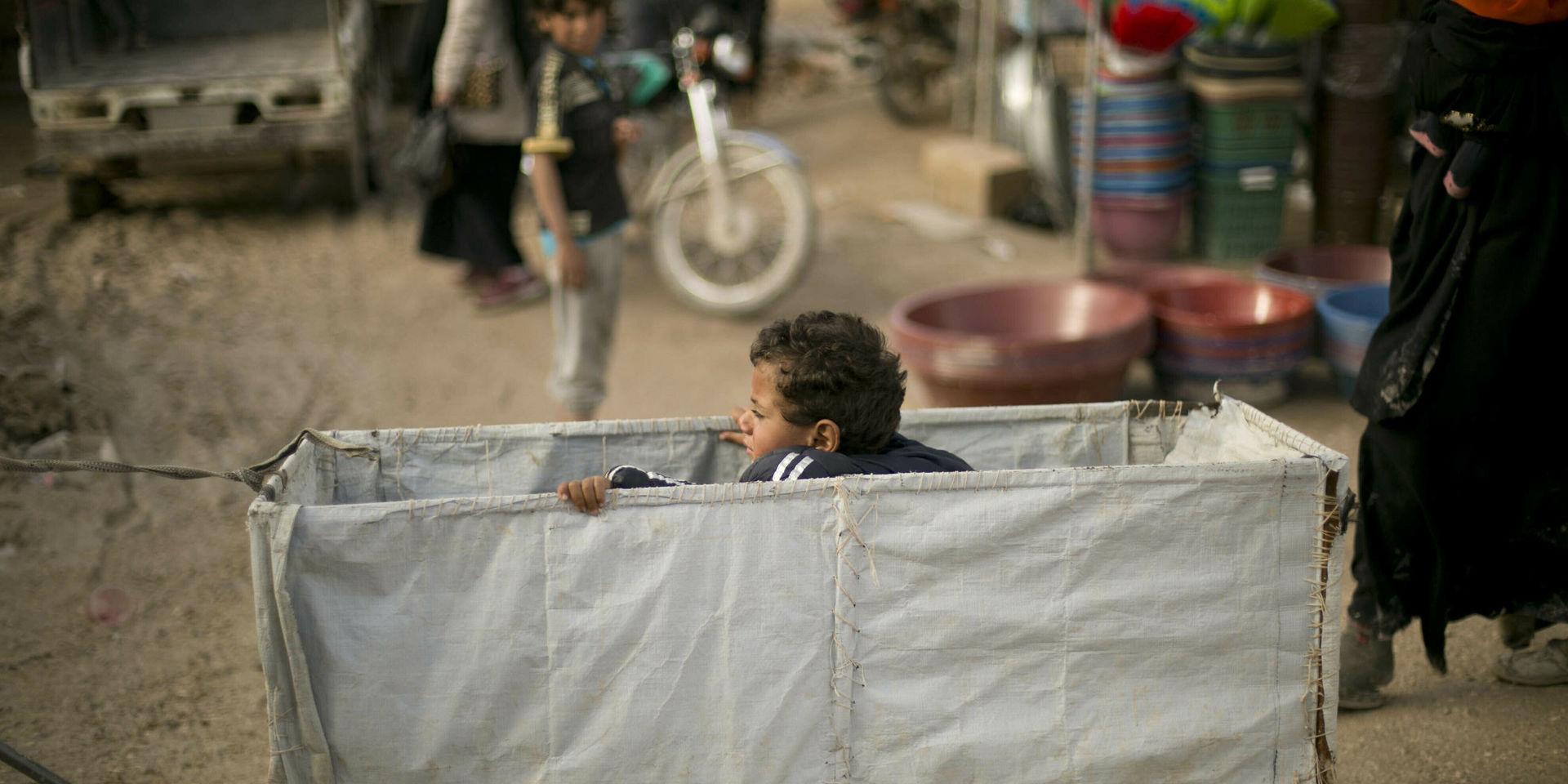 Ett barn i Al-Hol, dit många IS-sympatisörer, däribland några från Sverige, nu lever i ett läger. 
