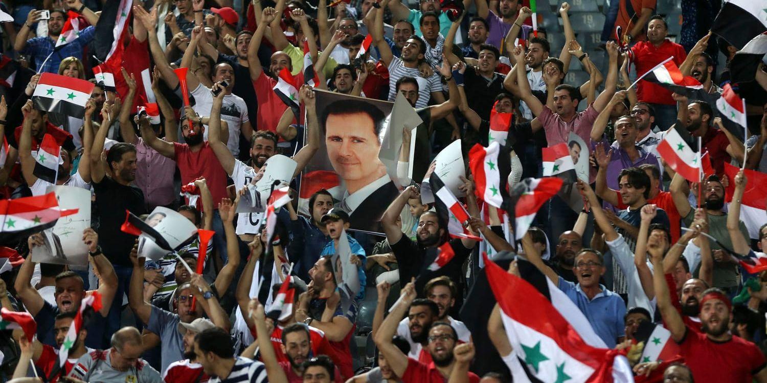 Syriens president Bashar al-Assad porträtterades på läktarplats i Teheren under tisdagens VM-kvalmatch mellan Iran och Syrien som slutade 2–2.