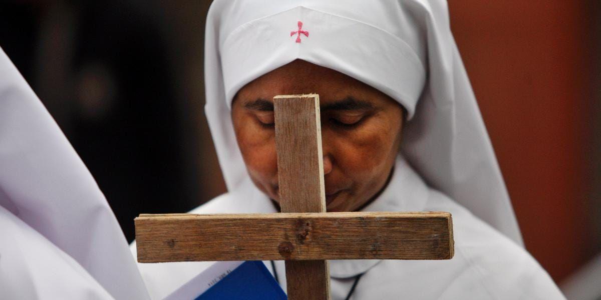 Symboler. Kristna nunnor bär såväl kors som slöja.