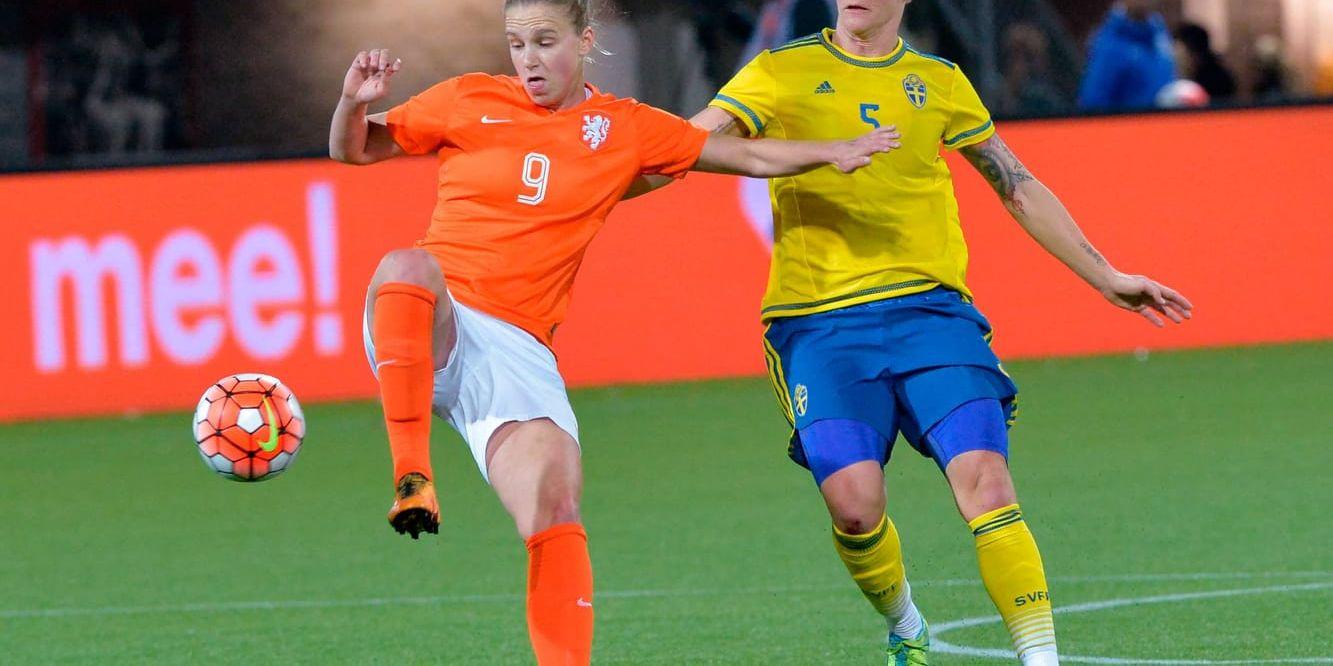 Nederländernas Vivianne Miedema och Sveriges Nilla Fischer under OS-kvalmatchen i fotboll i Rotterdam förra våren. I en kommande EM-kvartsfinal kan de ställas mot varandra på nytt.