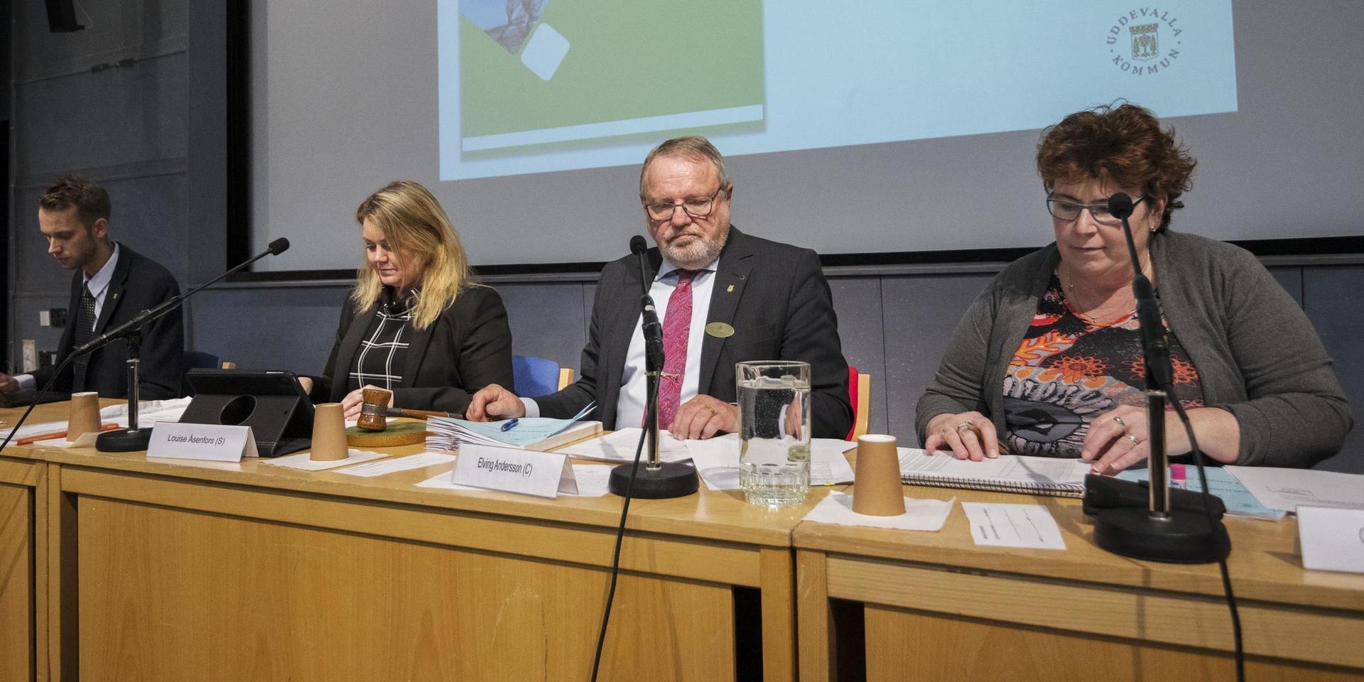 &quot;Ett grovt påhopp&quot;, kallar kommunfullmäktiges ordförande Elving Andersson (C) (i mitten) insändaren från Roger Johansson (L) och Torsten Torstensson (C).
