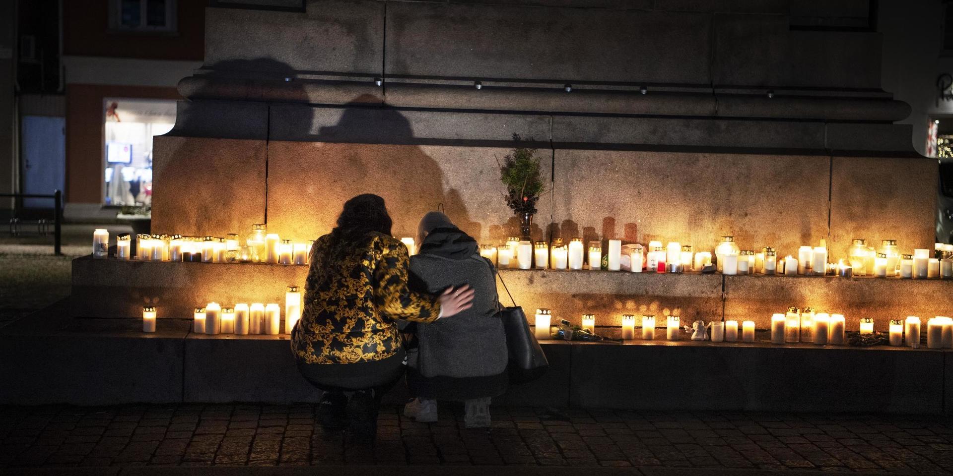 Maja Svensson och Eveline Amilon, vänner till Wilma, tänder ljus och sörjer Wilmas död på Kungstorget i Uddevalla i slutet av november förra året. 