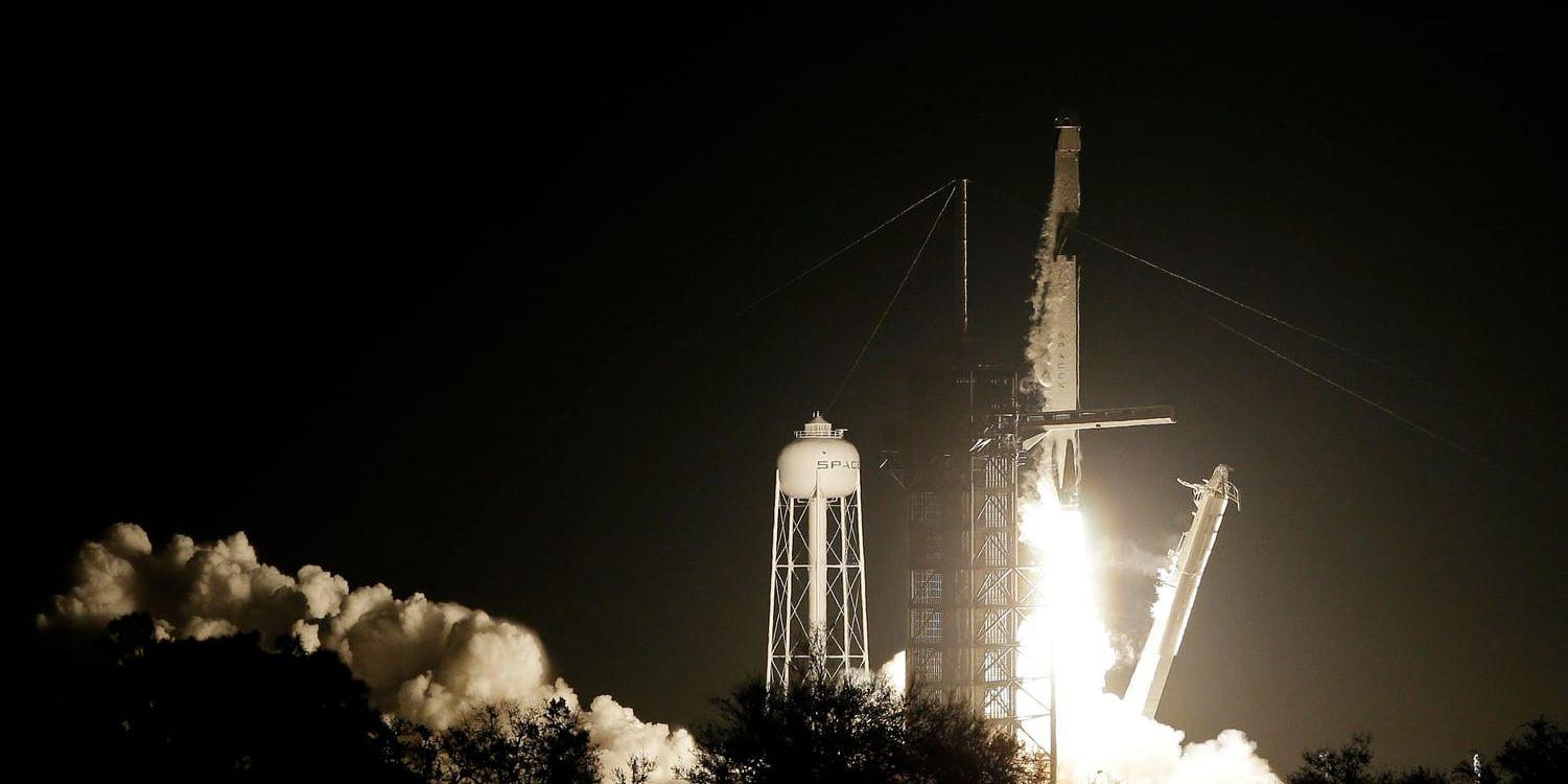 08.49 (svensk tid) lämnade raketen Falcon  9 marken.