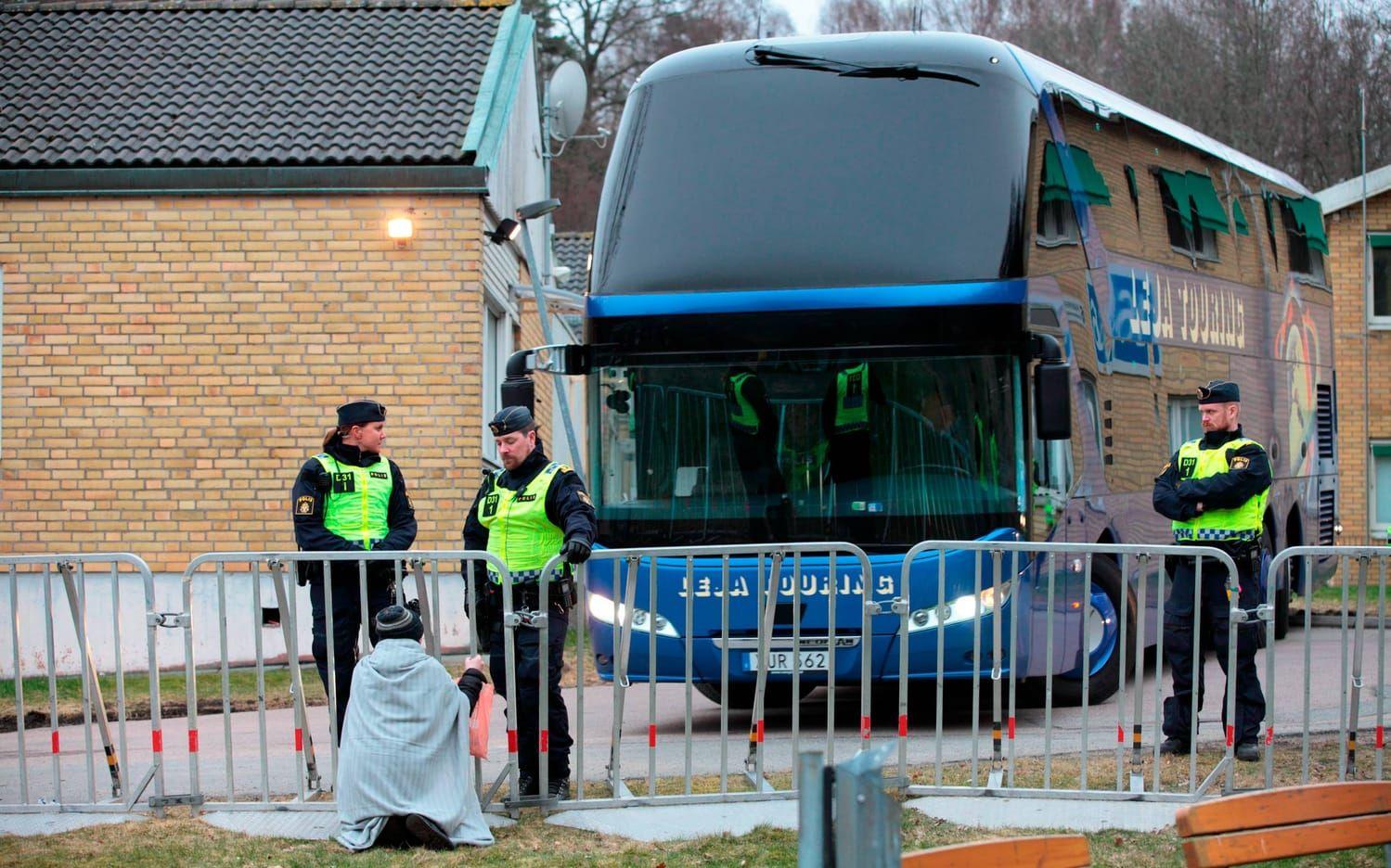 De som ska deporteras bussades från förvaret till Landvetter. Bild: Thomas Ohlsson