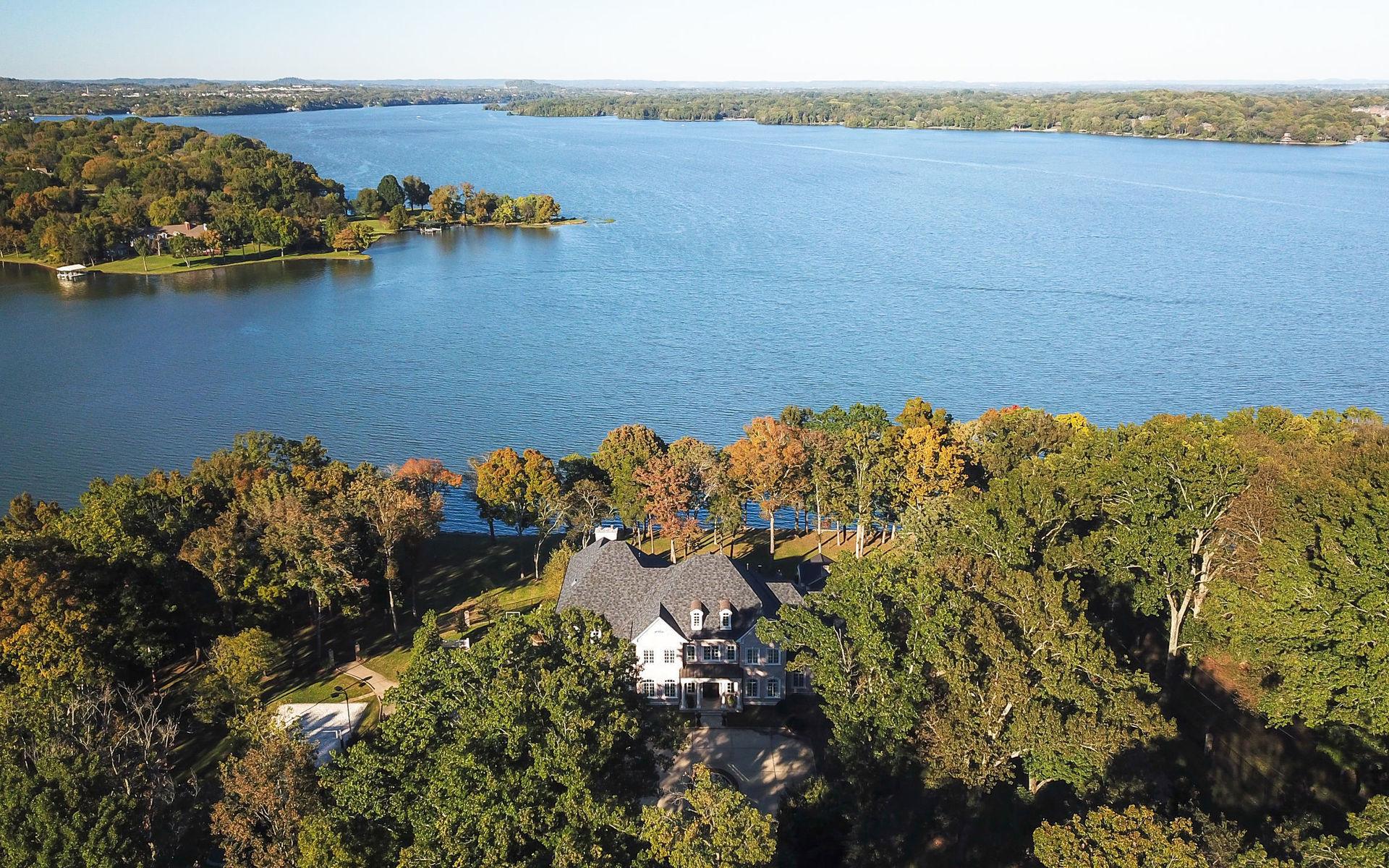 Huset ligger vid en sjö där man kan fiska, åka jetski, vattenskidor och bada.