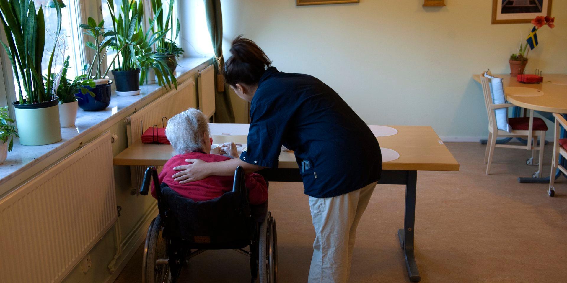 En fråga om kommunikation. Det är en trygghetsfråga för äldre att omsorgspersonal ska behärska svenska.
 