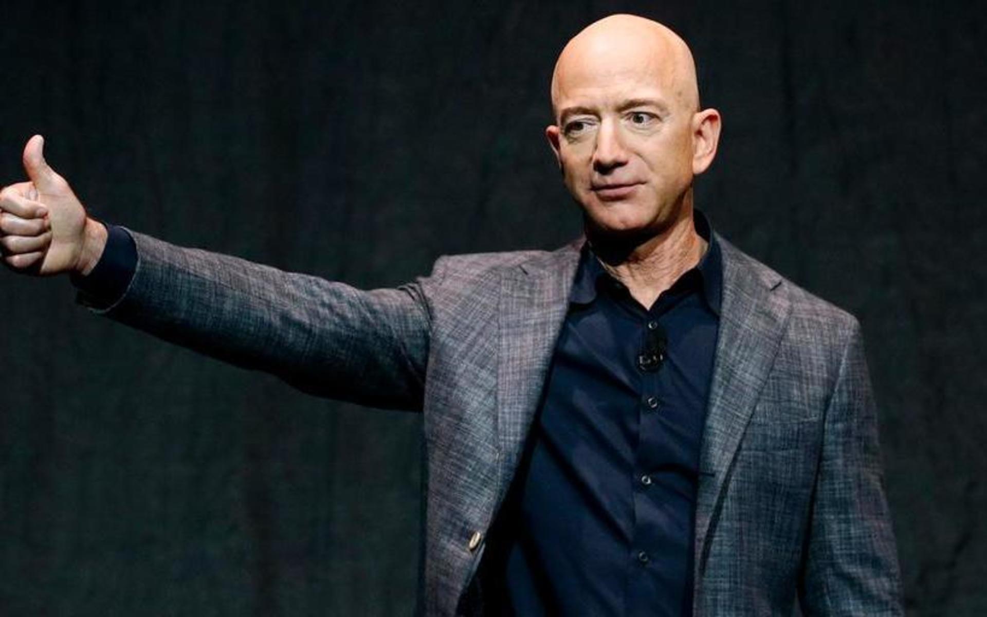 Jeff Bezos har en förmögenhet på omkring 200 miljarder dollar, enligt Bloomberg. 