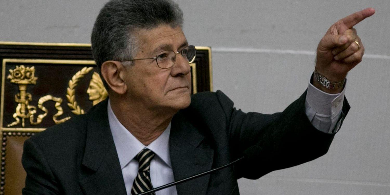 Det venezuelanska parlamentets tidigare talman Henry Ramos Allup finns bland de sju parlamentsledamöter ur oppositionen som kan komma att brottsutredas. Arkivbild.
