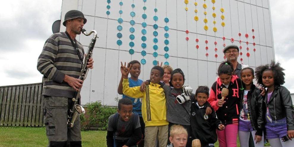 Konst i samverkan. Stefan Wingård spelade basklarinett till invigningen av konstverket Non stop som Stefan Rydeen har gjort tillsammans med barnen på Badhusberget.