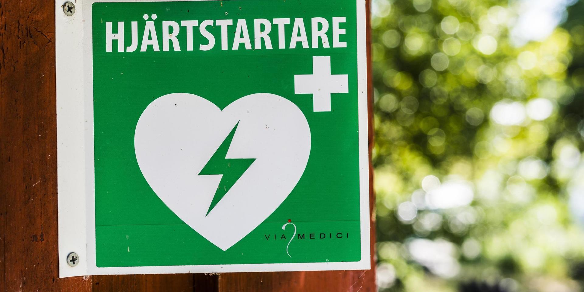 En grön skylt visar att det finns en hjärtstartare i närheten. Arkivbild.
