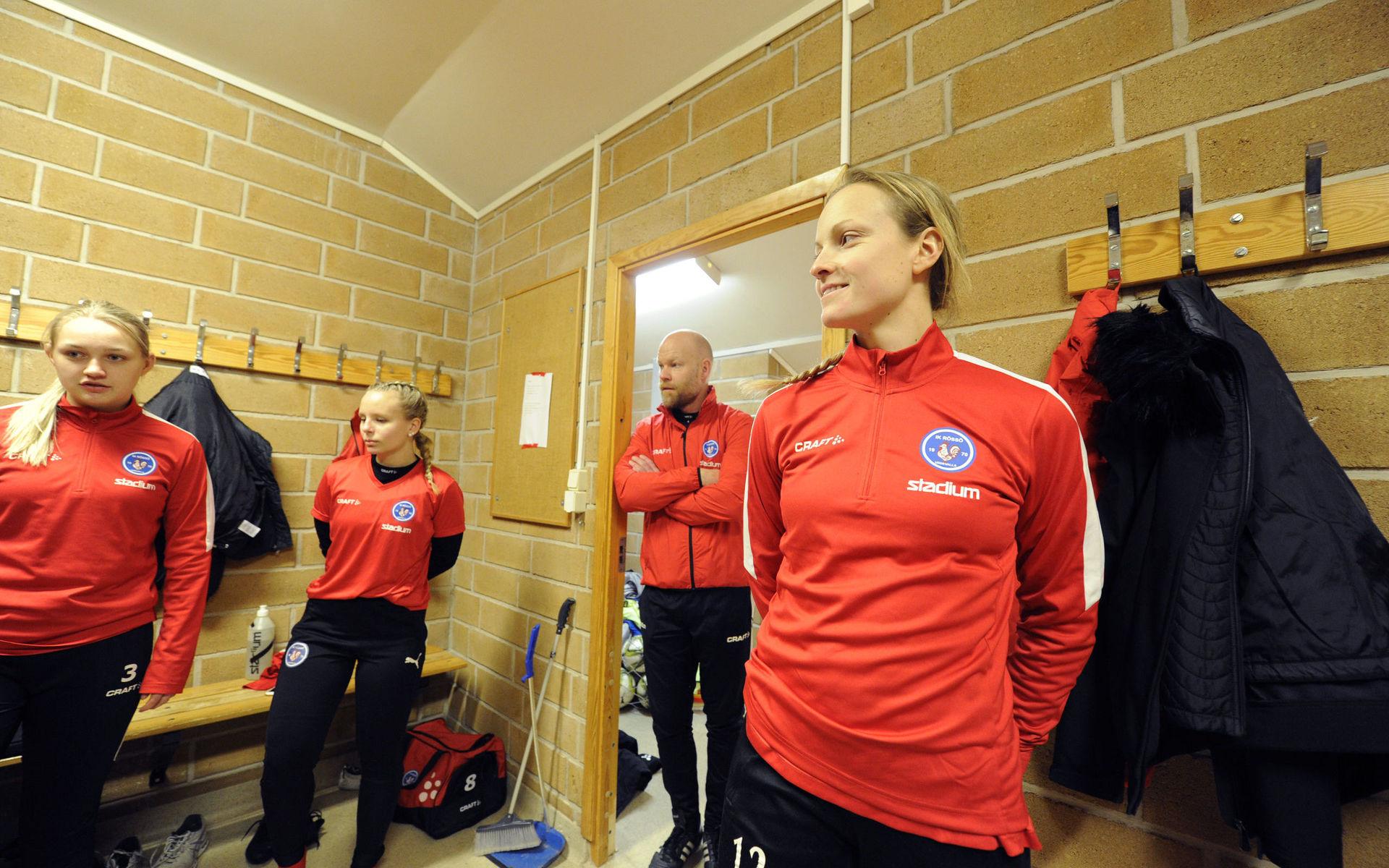 På kort tid har Anna Blom gått från rutinerad spelare i Rössö till nyprövad tränare i samma klubb. En övergång som har skett successivt sedan hon blev korsbandsskadad på valdagen i september 2018. 