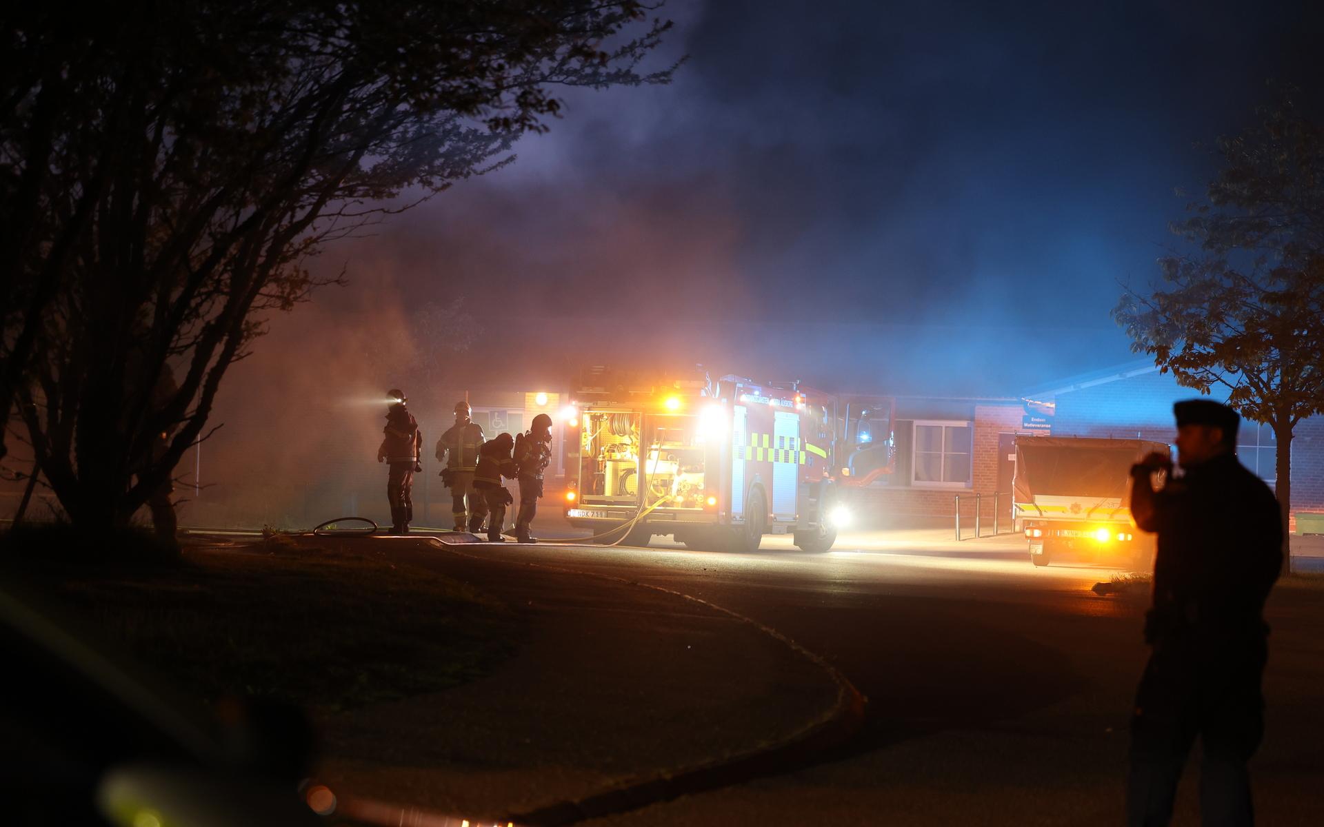 Klockan 23.24 larmades räddningstjänsten till bilbränder vid Paradisskolan.
