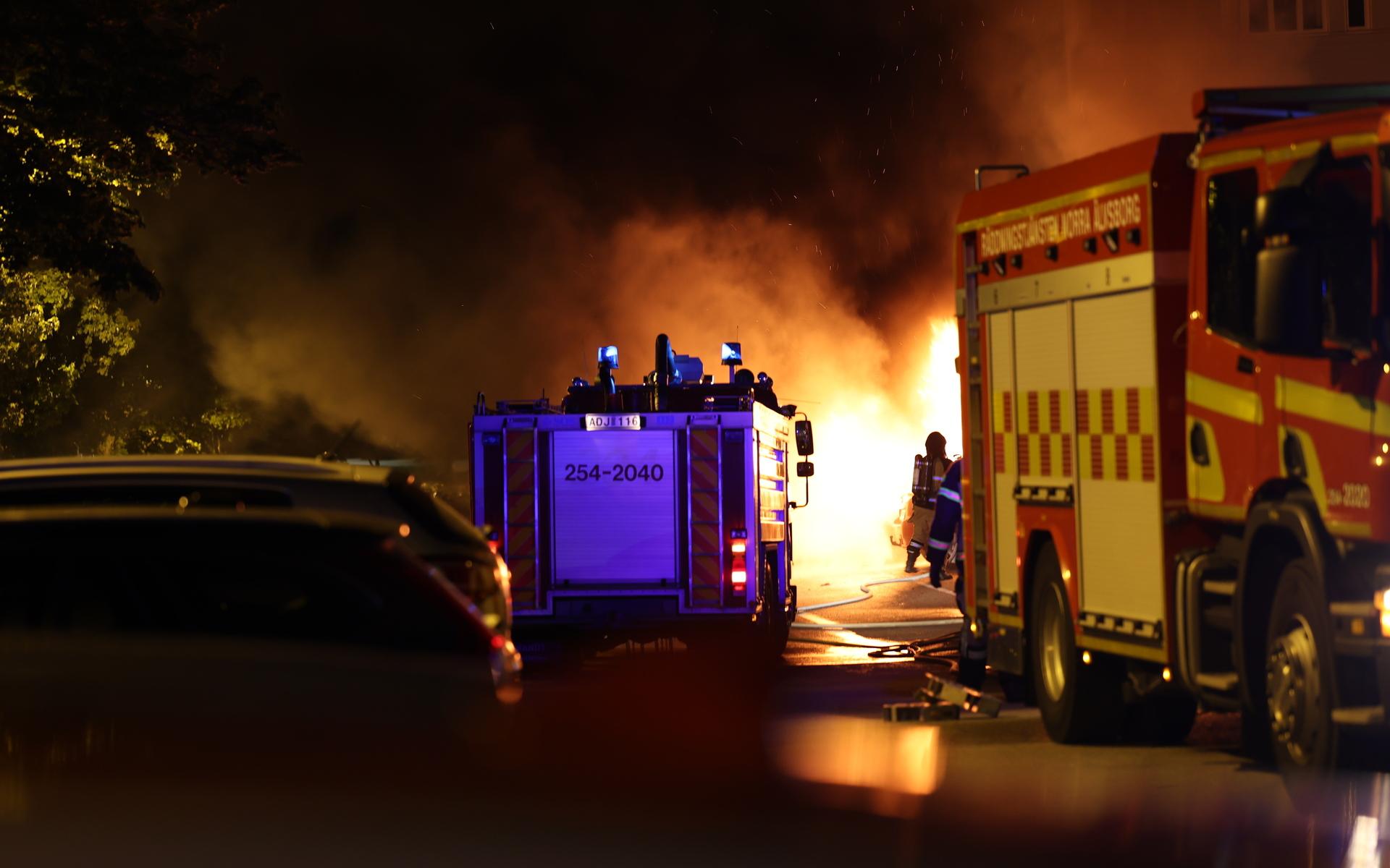 Klockan 00.55 larmades räddningstjänsten till bilbränder vid Lextorpsvägen.