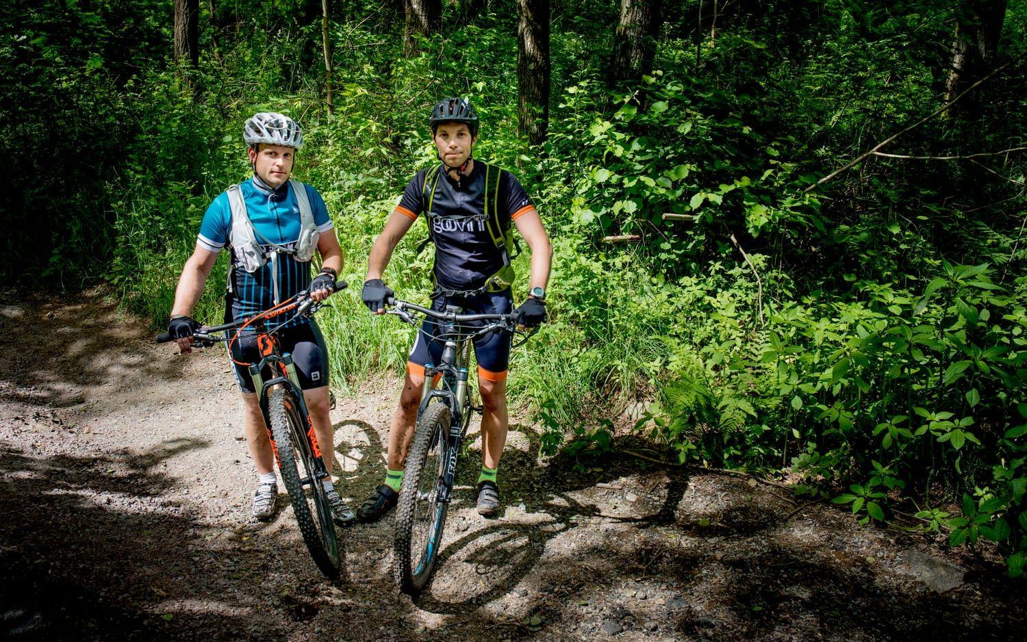 Per Eriksson och Jon Hofmann tycker om att cykla längs med Bohusleden.Bild: Nicklas Elmrin
