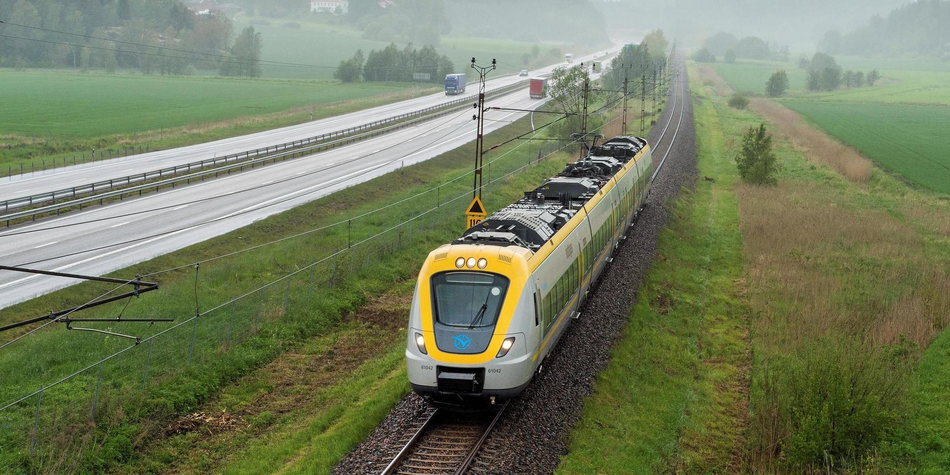 Eftersom alternativet med buss mellan Göteborg och Strömstad är cirka 25 minuter snabbare än tåget visas det först. Det utgår inte från någon form av rangordning av trafikslag, skriver Henrik Kjellberg på Västtrafik.