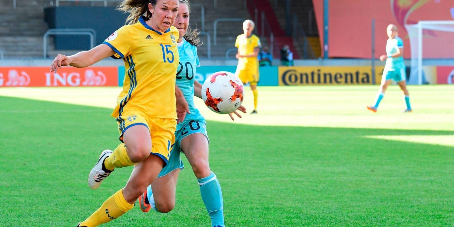 Sveriges Jessica Samuelsson i kamp med Rysslands Margarita Tjernomyrdina under fredagens gruppspelsmatch i fotbolls-EM i Deventer.