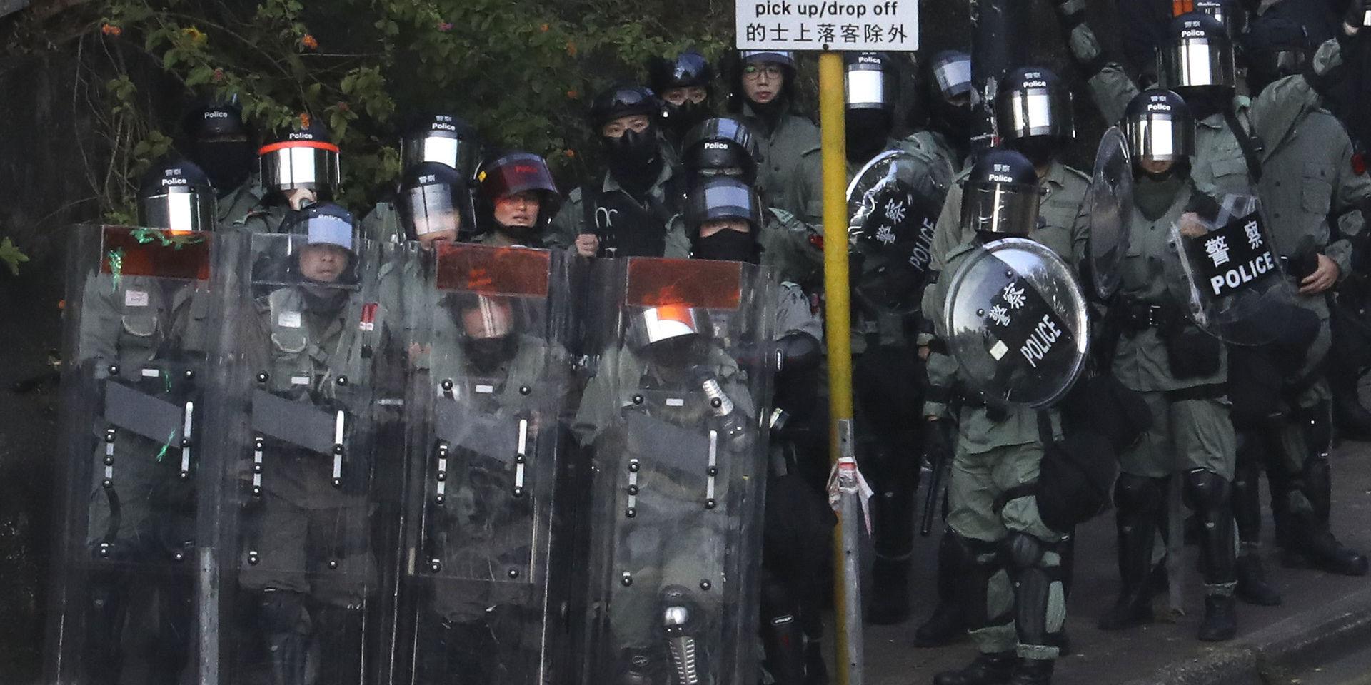 Kravallpolis rustar för nya sammandrabbningar i Hongkong under torsdagen. 