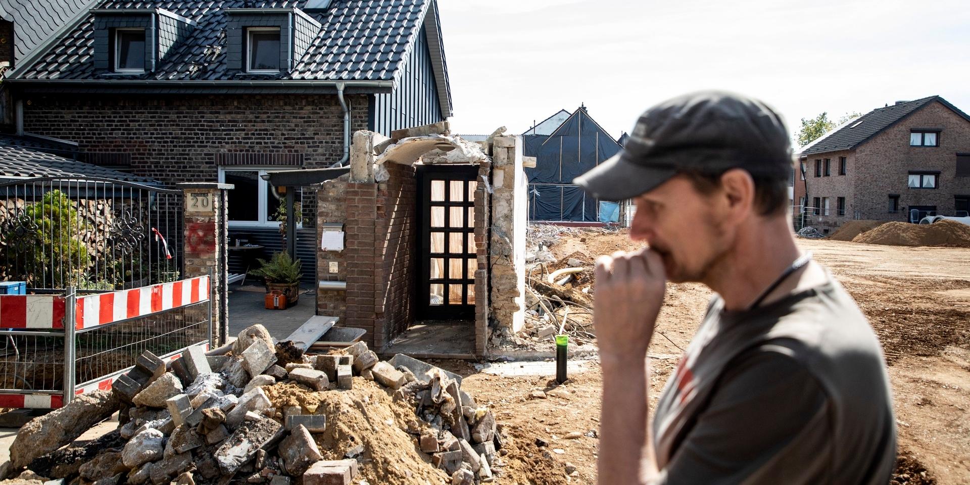 Timo Groten i förödelsen utanför sitt hus efter översvämningen i juli.