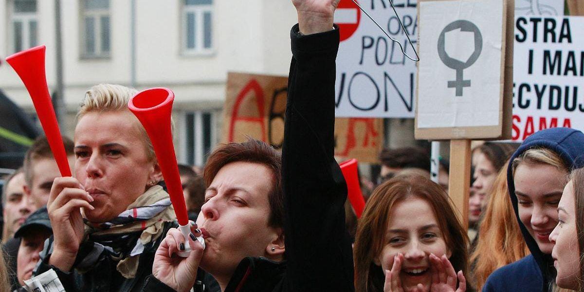 Aborträtt. Efter stora demonstrationer tvingades den polska regeringen backa från vad som skulle ha inneburit ett totalförbud mot abort.