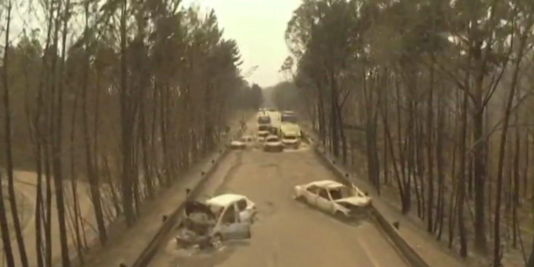 Övergivna bilar på en väg i centrala Portugal, efter att en skogsbrand dragit förbi i slutet av juni. Sommarens hetta bidrog till att landet drabbades av flera svåra bränder. Arkivbild.