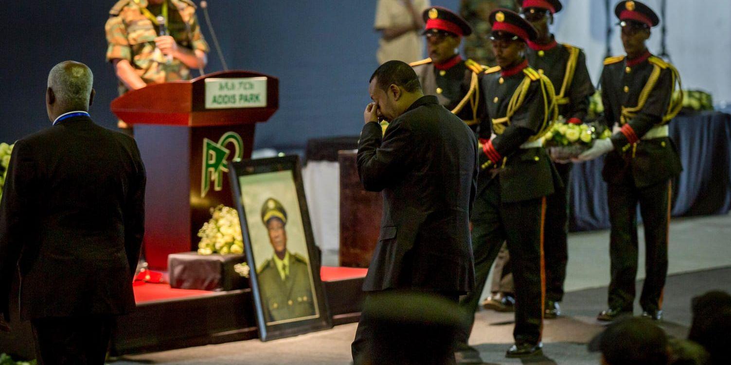Etiopiens premiärminister Abiy Ahmed deltar i en ceremoni för arméstabschefen Seare Mekonnen, som mördades av sin egen livvakt i helgen.