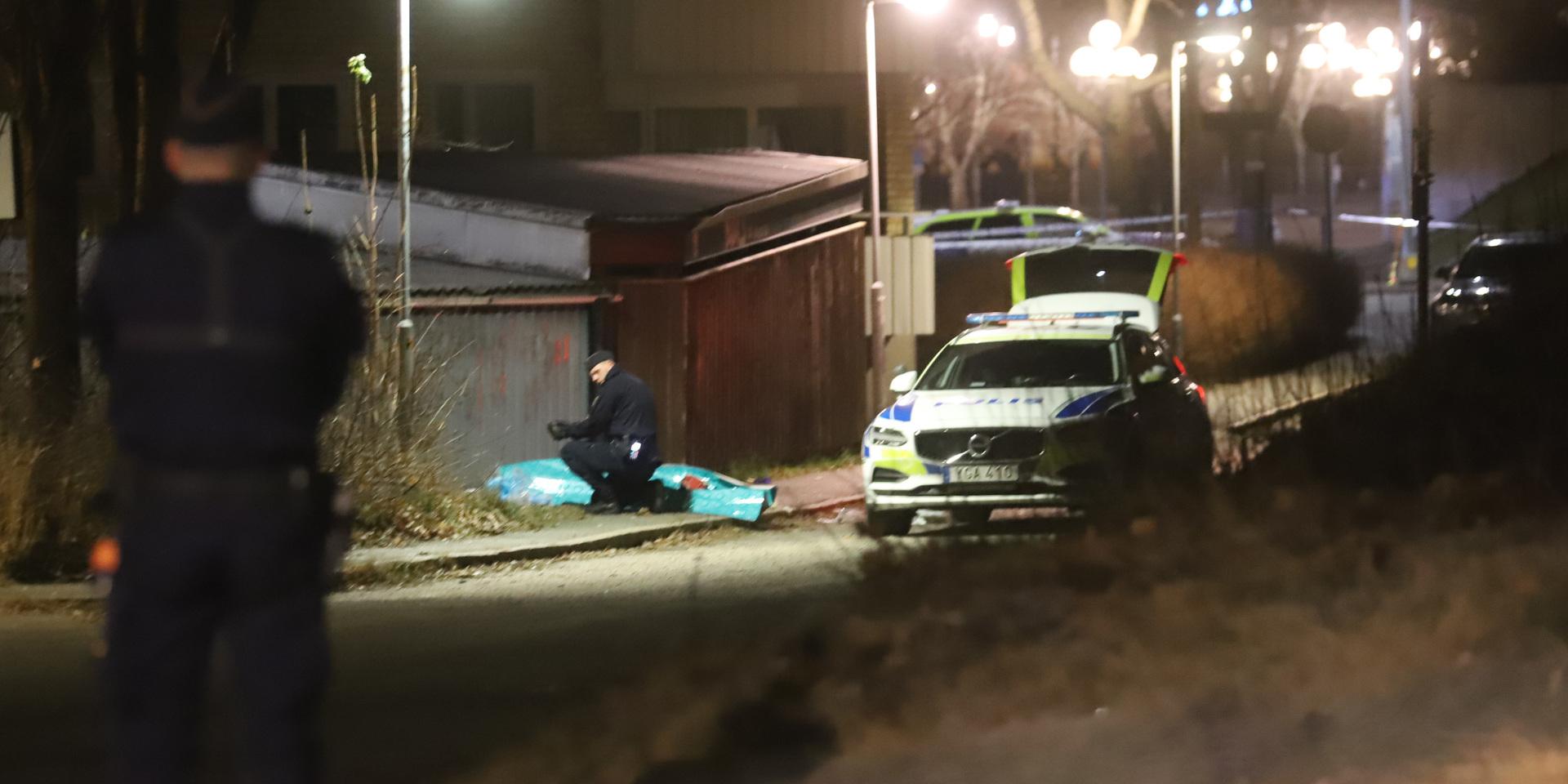 Polisen på platsen där en 45-årig man sköts ihjäl i Huddinge kvällen den 28 november. Arkivbild.