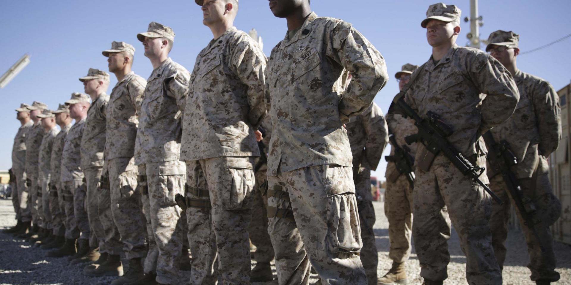 USA minskar sin bemanning i Afghanistan och Irak. Här står amerikanska soldater på led vid en anläggning i Helmand-provinsen, i januari 2018. Arkivbild.