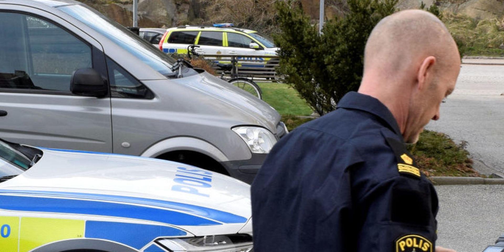 I april larmades polis till en lägenhet i Lysekil. Där hittades en avliden man och en svårt skadad kvinna.