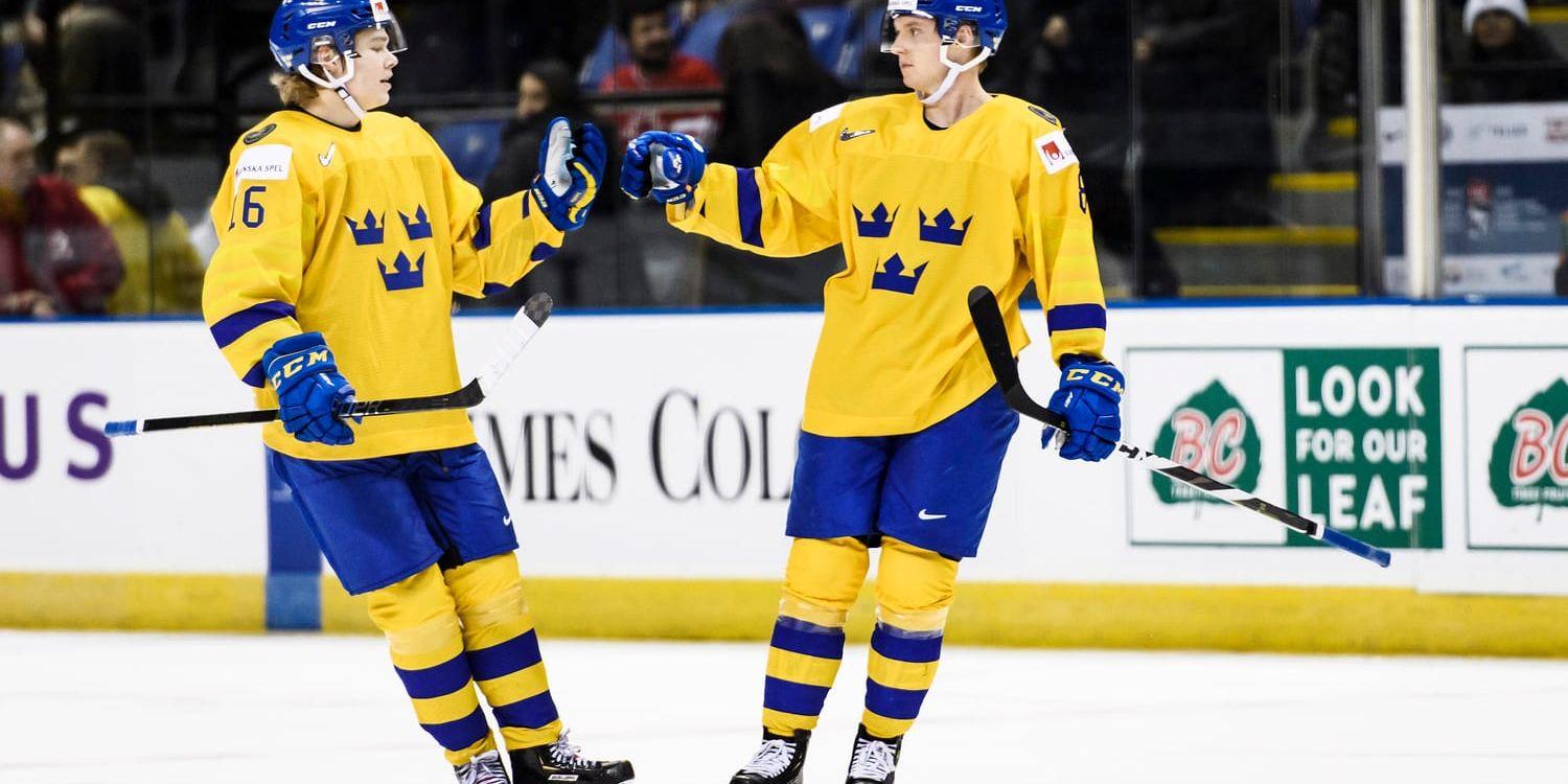 Sveriges Rasmus Sandin och Filip Westerlund jublar efter den förres 4–1-mål mot Kazakstan i junior-VM.