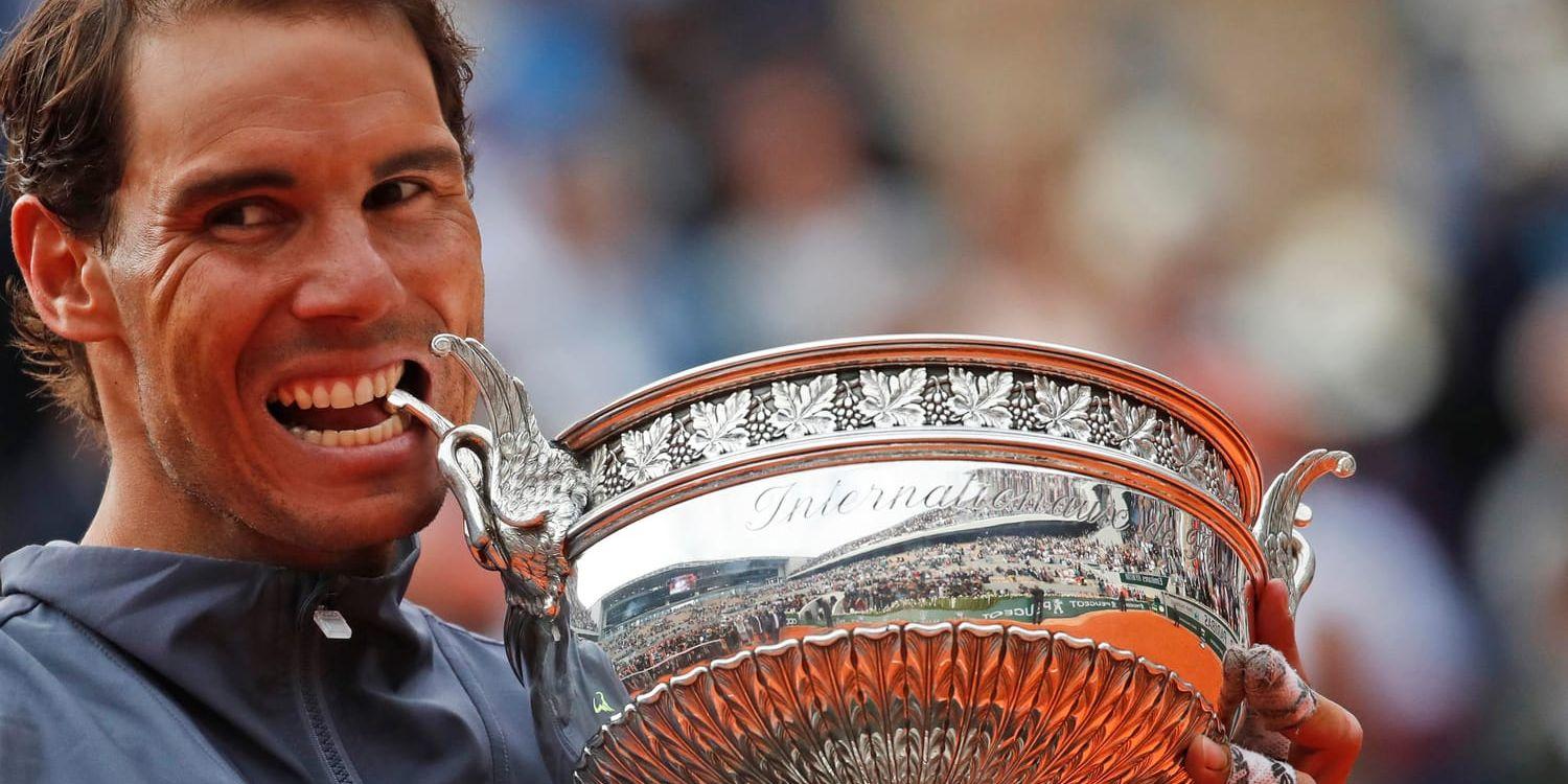 På bettet. Gruskungen Rafael Nadal tar ett bett av bucklan efter sin tolfte titel i Franska mästerskapen.