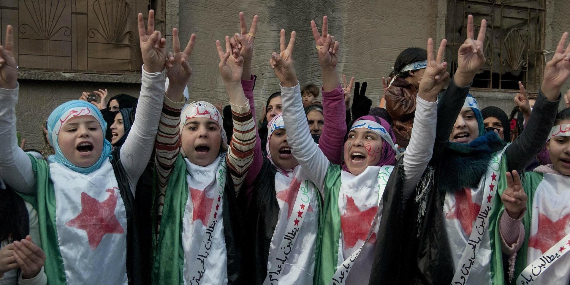 Regimkritiska demonstranter under en protest i Homs i Syrien 2011. Arkivbild.