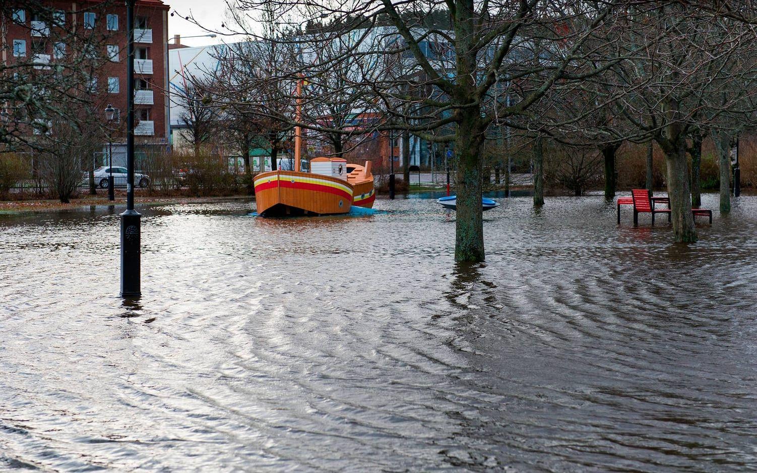 Översvämning vid lekplatsen Bild: Lasse Edwartz