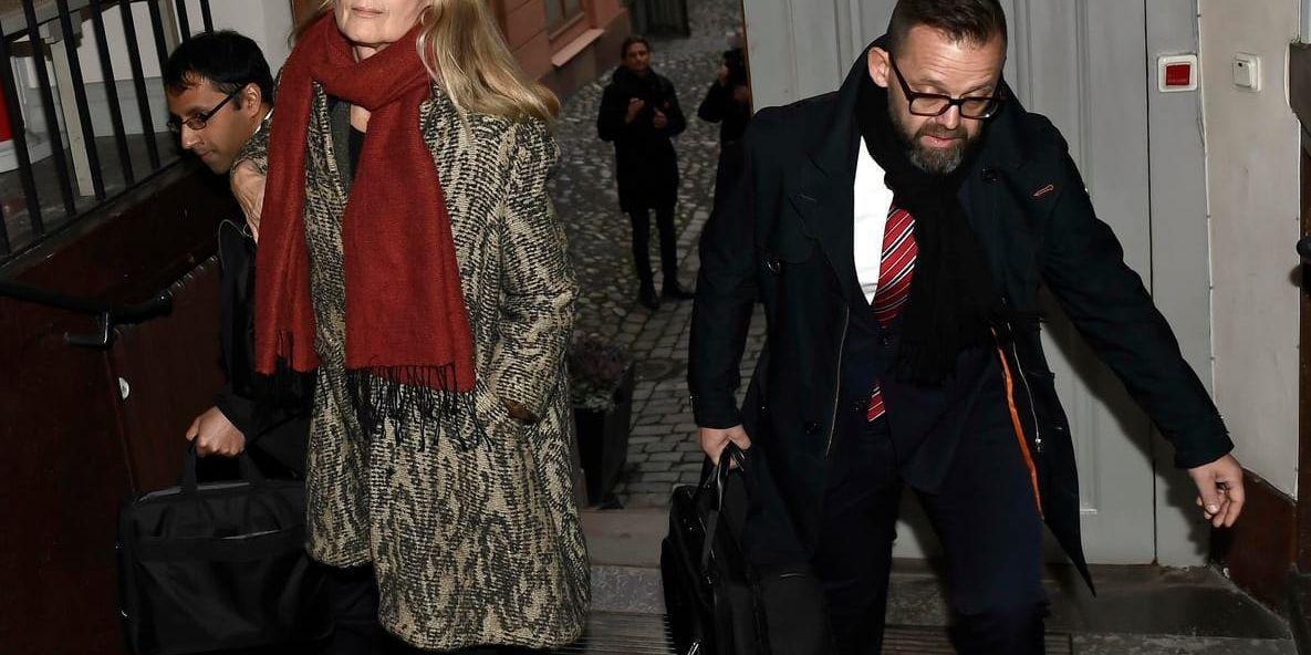 Katarina Frostenson anländer med sin advokat Björn Hurtig till Svea Hovrätt under rättegången mot så kallade kulturprofilen. Arkivbild.