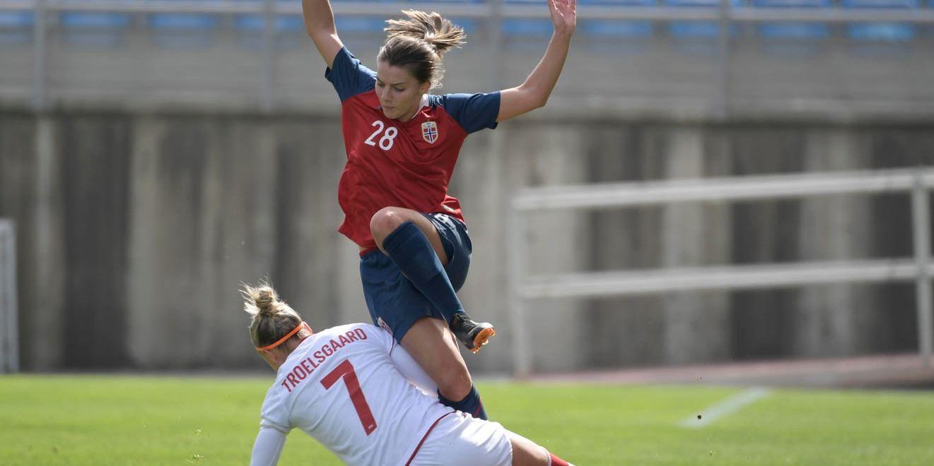 Cecilie Redisch Kvammes Norge (i rött) vann mot Sanne Troelsgaards Danmark i Algarve Cup.