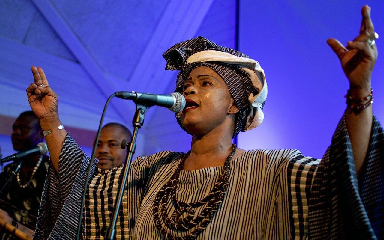 Svängigt. "Sångerskan Nahawa Doumbia från Mali improviserar med kraftfull och raspig röst fram sina melodier" skriver Bohusläningens recensent.