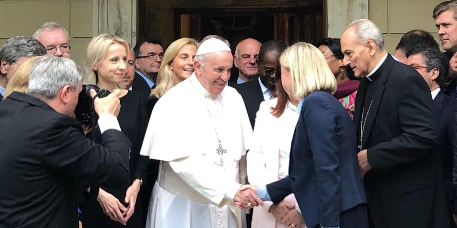Finansminister Magdalena Andersson (S) hälsar på påve Franciskus i samband med ett finansministermöte om klimatfrågor arrangerat av Påvliga vetenskapsakademien i Vatikanstaten.