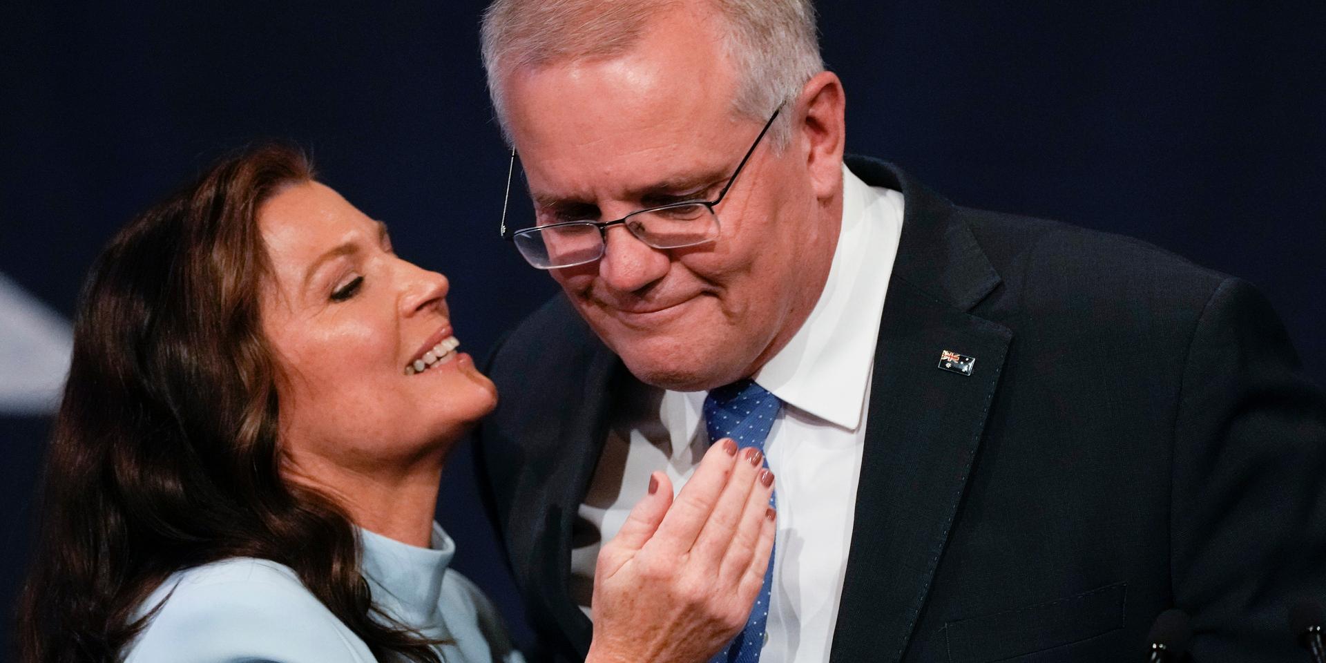 Avgående premiärministern Scott Morrison får stöd av sin fru Jenny Morrison efter sitt tal på valvakan i Sydney,