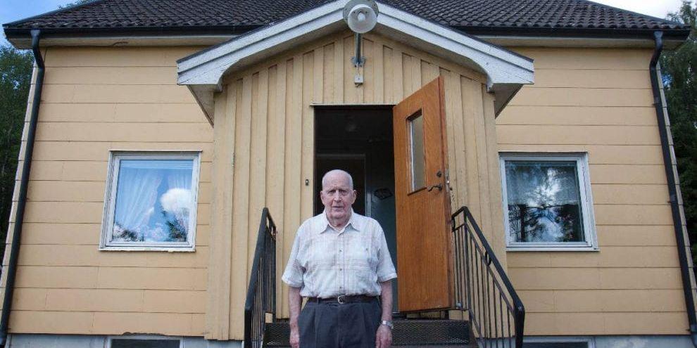 Sven Ottosson, 87 år, i Rännelanda fick telefonproblem efter ett kraftigt åskväder. Eftersom mobilmottagningen är så dålig var han i princip isolerad.